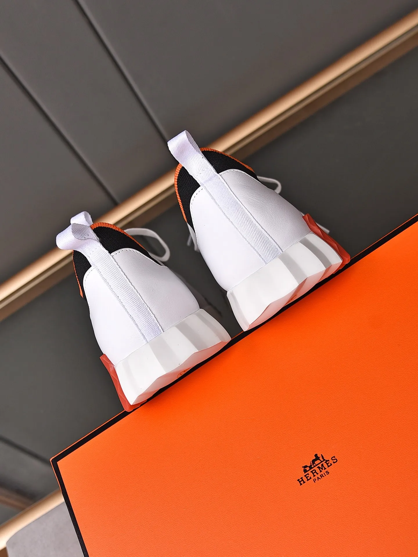 Factory price PP600 [Hermes] fe new arrival~ New Bouncing sneakers are the most comfortable shoes from Hermès, no one else⃣️. They are very light on the feet and look great. You won’t feel tired even when you go shopping and running around. 👍 Very light and comfortable, very light, suitable for both sports and leisure, and feel great when you step on them! It’s up to you to choose, there’s always what you want~ ✔️Fabric: Imported first-layer cowhide + high-elastic fly weave ✔️Inner lining: Imported water-dyed cow lining ✔️Outsole: Seamless combination of IP+TPU (multi-color letters) German technology irradiation machine ✔️Code number: Male 38-44 (45 customized)